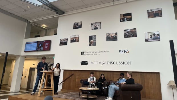 CSR-debat. Op de bank v.l.n.r. Francesco Bruseghini (Activistenpartij), Noor Hajra (UvaSociaal), Vaisakh Karuvath (Inter), Pieter-Joost van der Plas (De Vrije Student)